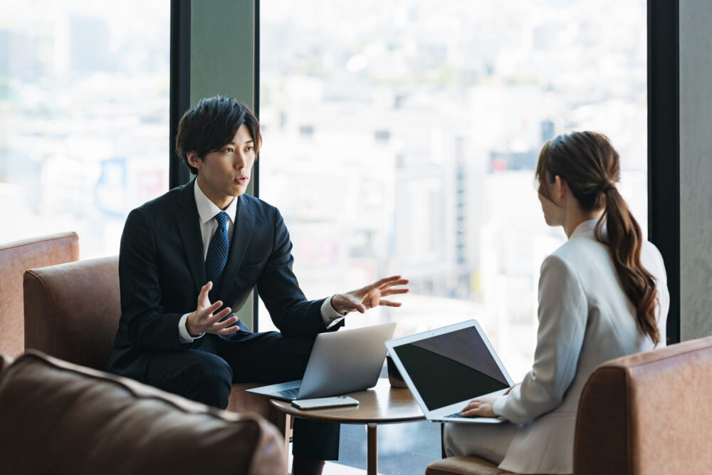【2026年最新】日本郵便の年収は平均864万円？年代・役職別でも解説